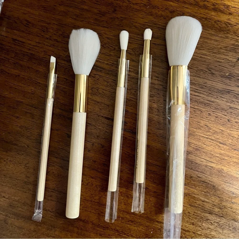 Luxe gold wood brushes synthetic. Very nice brushes.